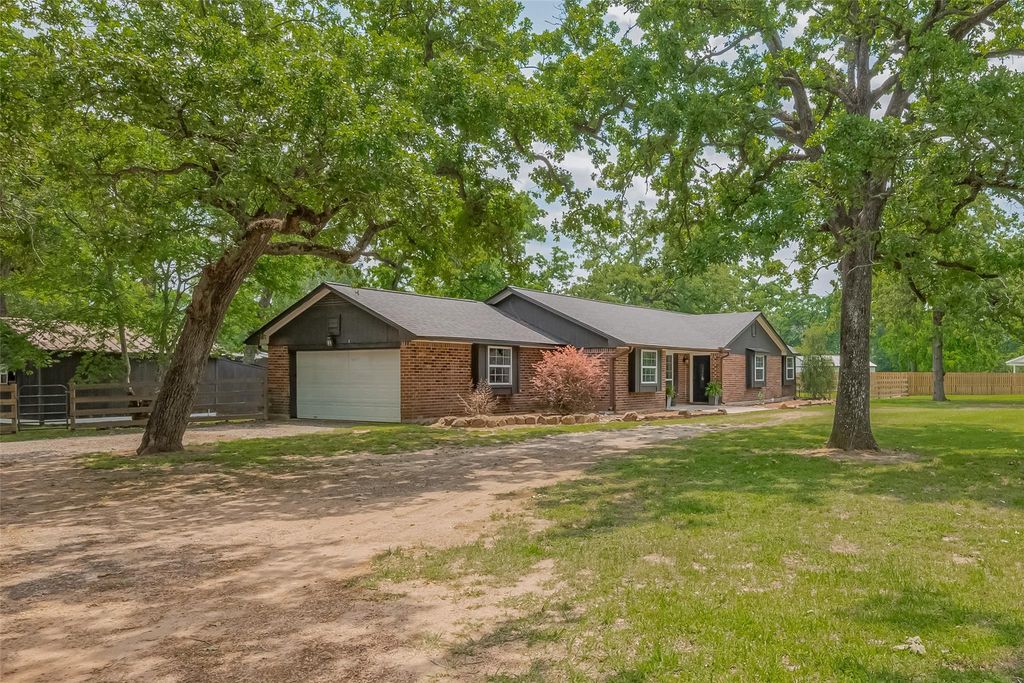 Image 2 of property listing at 8 Riverwood Lane, Hempstead, TX 77445