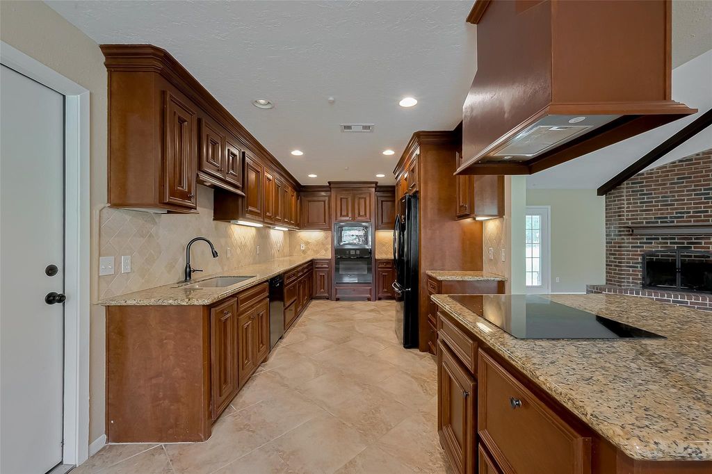 Image 20 of property listing at 8 Riverwood Lane, Hempstead, TX 77445