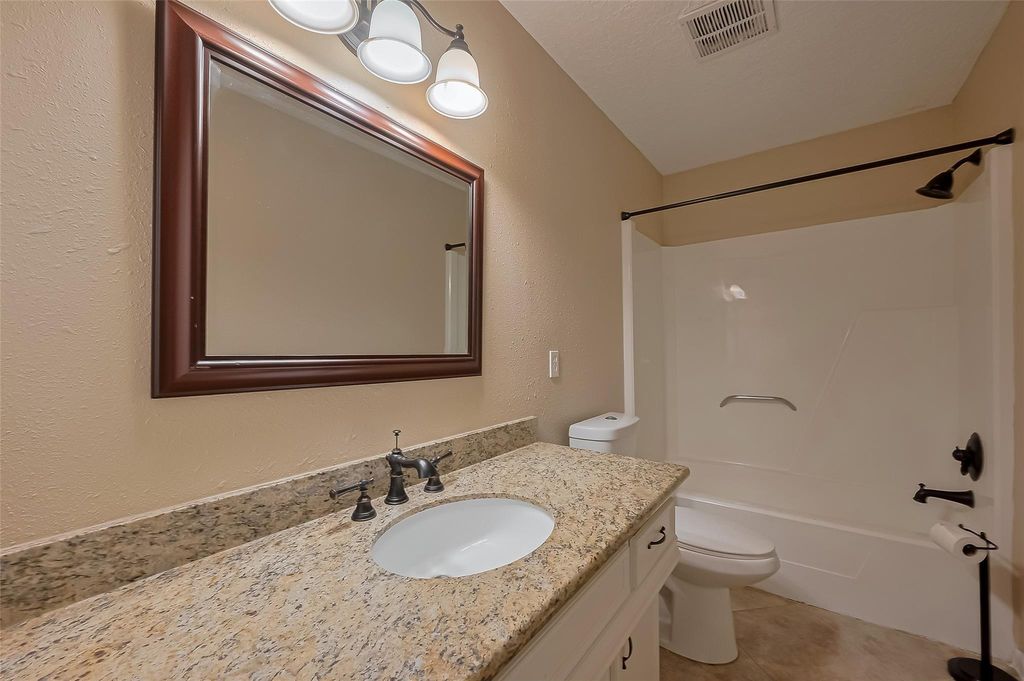 Image 27 of property listing at 8 Riverwood Lane, Hempstead, TX 77445