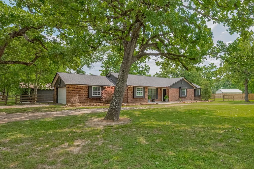 Image 3 of property listing at 8 Riverwood Lane, Hempstead, TX 77445