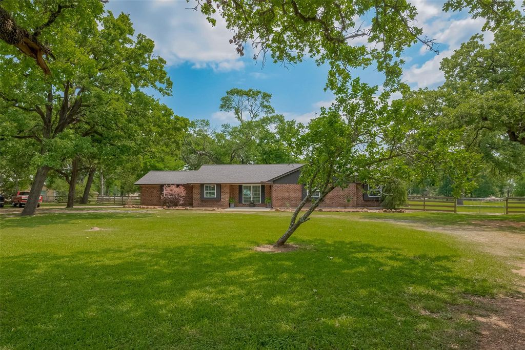 Image 4 of property listing at 8 Riverwood Lane, Hempstead, TX 77445