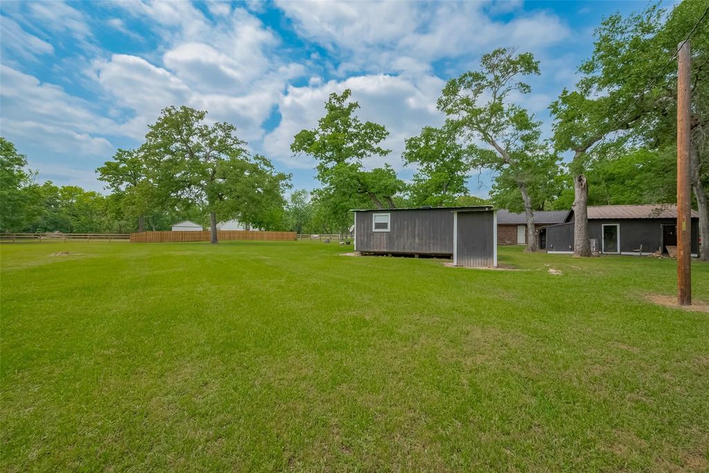 Image 41 of property listing at 8 Riverwood Lane, Hempstead, TX 77445