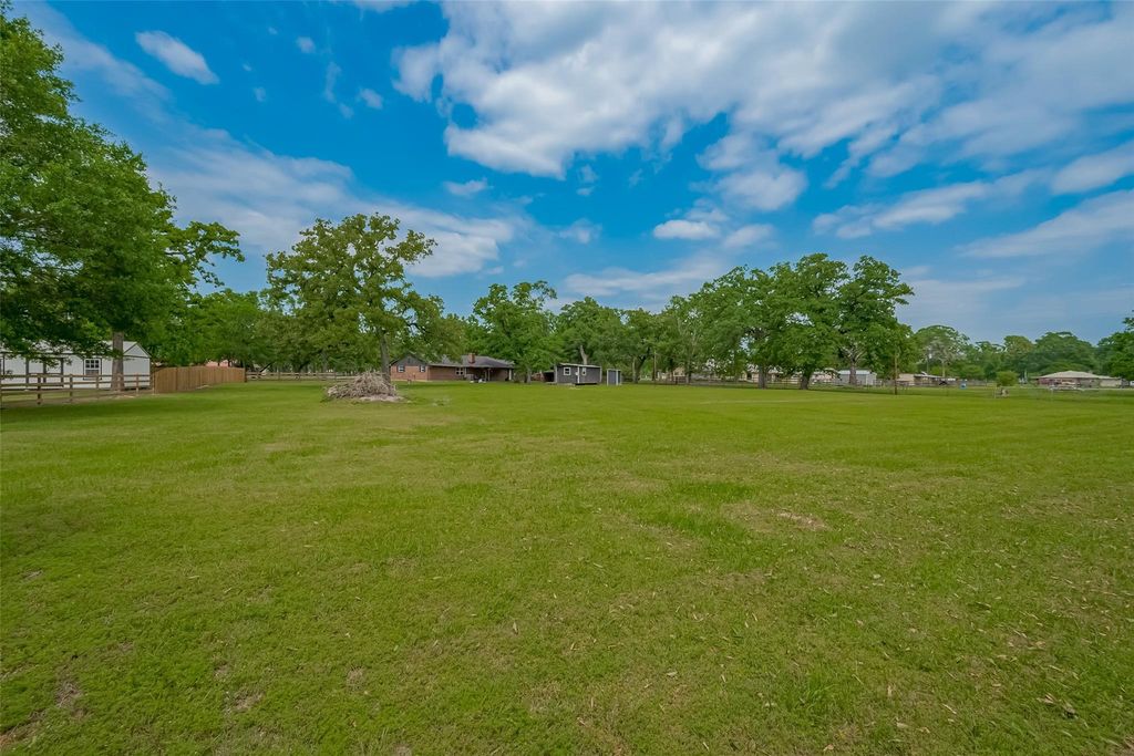 Image 44 of property listing at 8 Riverwood Lane, Hempstead, TX 77445