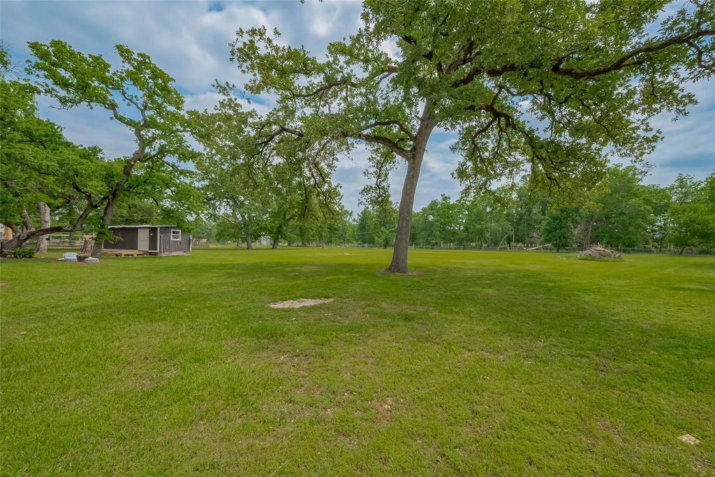 Image 45 of property listing at 8 Riverwood Lane, Hempstead, TX 77445