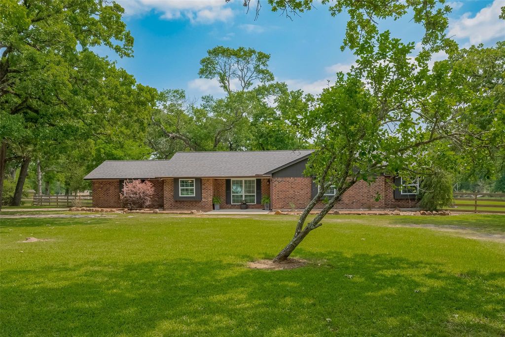 Image 5 of property listing at 8 Riverwood Lane, Hempstead, TX 77445