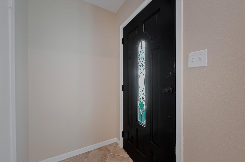 Image 7 of property listing at 8 Riverwood Lane, Hempstead, TX 77445