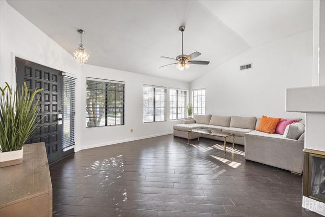 8201 Norfolk Court, Bakersfield, CA 93311