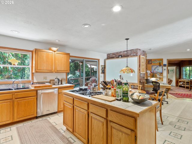 4622 MAPLETON Dr, West Linn, OR 97068