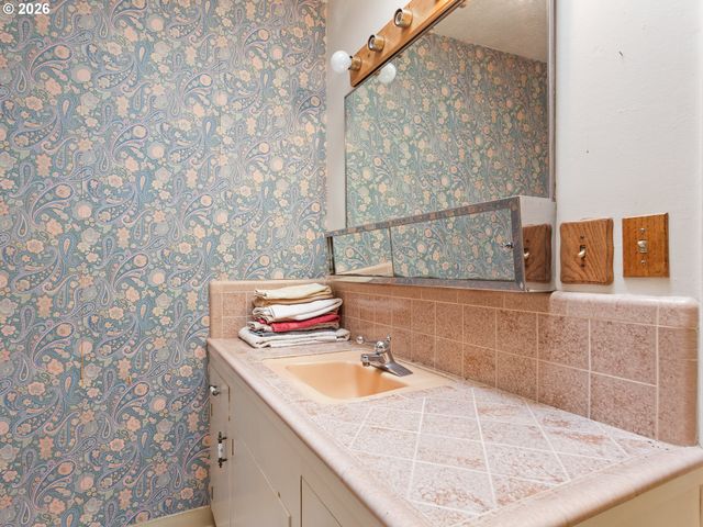 4622 MAPLETON Dr, West Linn, OR 97068