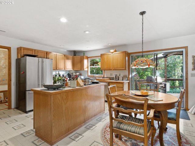 4622 MAPLETON Dr, West Linn, OR 97068