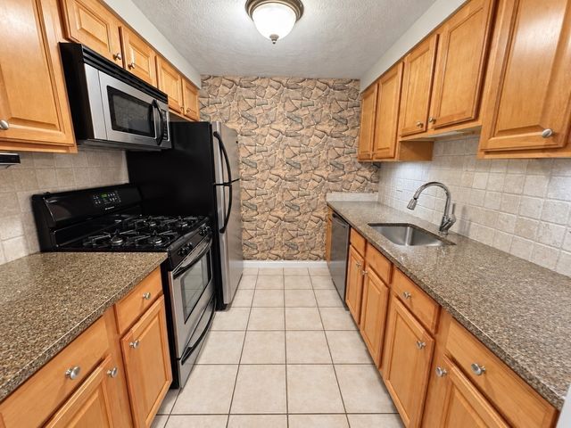56 Townsend St D27, Abington, MA 02351