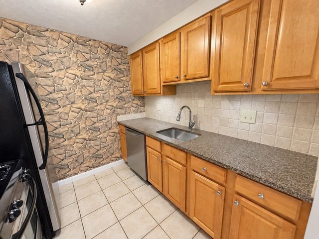 56 Townsend St D27, Abington, MA 02351