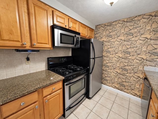 56 Townsend St D27, Abington, MA 02351