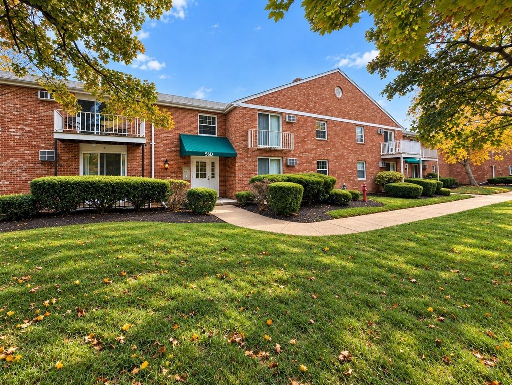 56 Townsend St D27, Abington, MA 02351