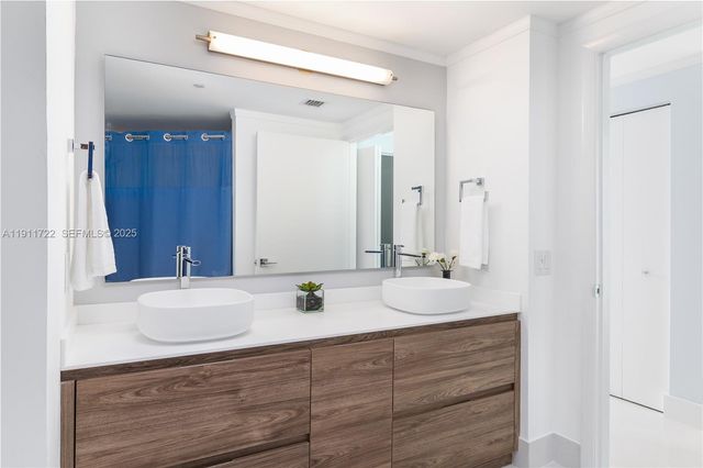 2475 Brickell Ave 1907, Miami, FL 33129