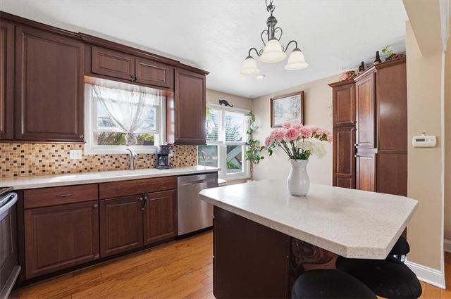 288 NE Bayview Drive, Lee's Summit, MO 64064