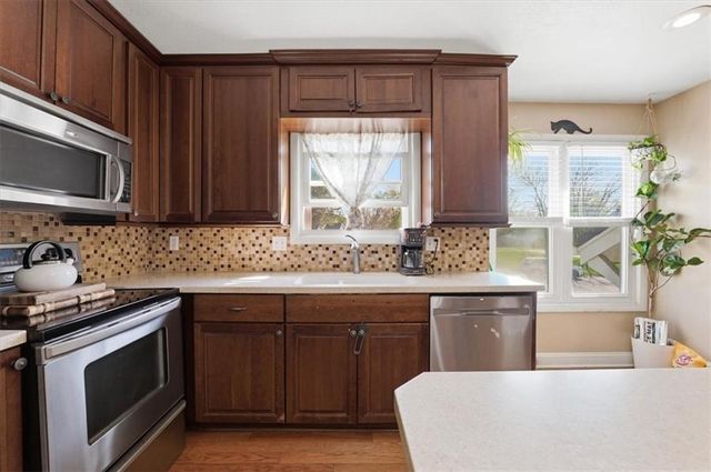 288 NE Bayview Drive, Lee's Summit, MO 64064