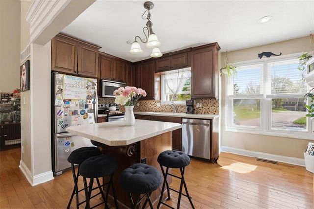 288 NE Bayview Drive, Lee's Summit, MO 64064
