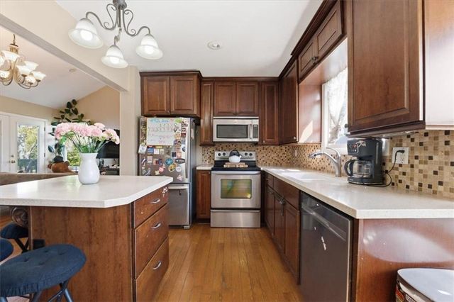 288 NE Bayview Drive, Lee's Summit, MO 64064