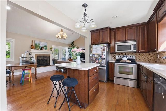 288 NE Bayview Drive, Lee's Summit, MO 64064