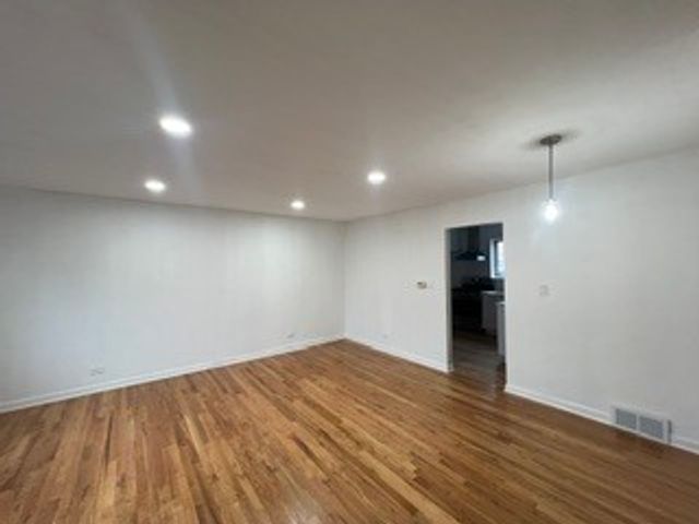7229 N CAMPBELL Avenue, Chicago, IL 60645