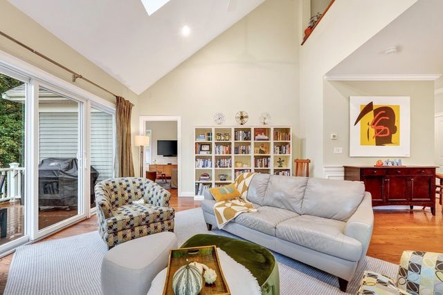 66 Evergreen Ave 66, Bedford, MA 01730