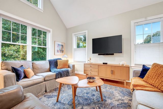 66 Evergreen Ave 66, Bedford, MA 01730