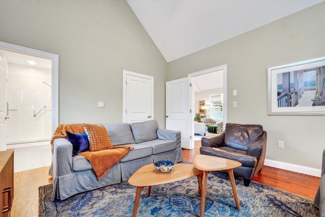 66 Evergreen Ave 66, Bedford, MA 01730
