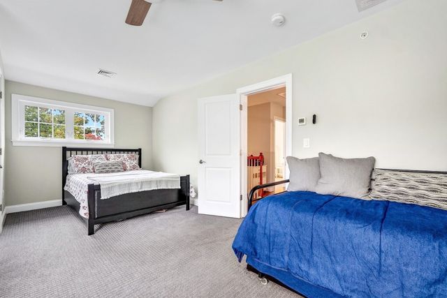 66 Evergreen Ave 66, Bedford, MA 01730
