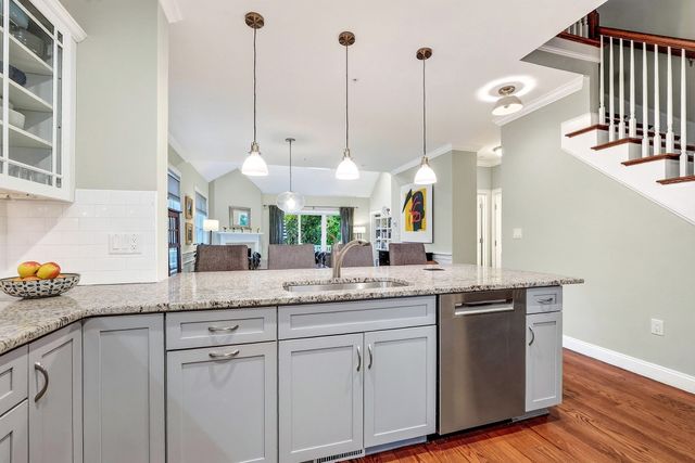 66 Evergreen Ave 66, Bedford, MA 01730