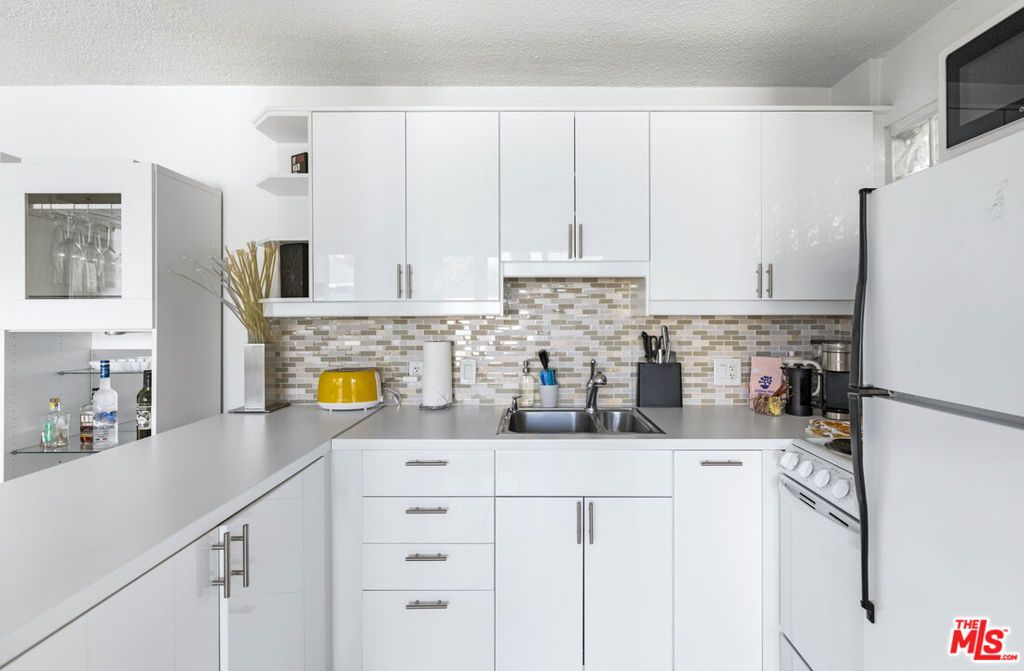 Image 12 of property listing at 1111 E Palm Canyon Drive 107, Palm Springs, CA 92264