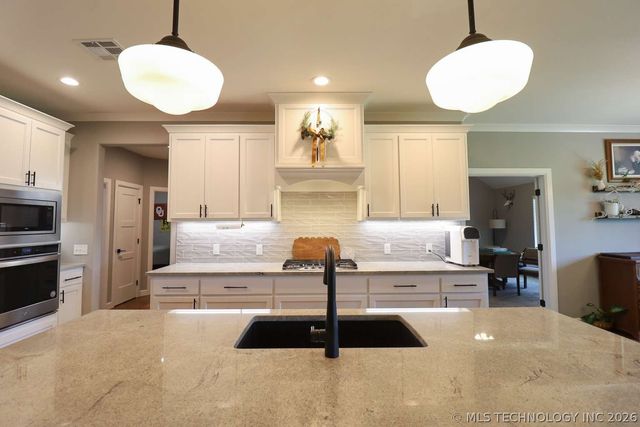 8716 E Detroit Street, Broken Arrow, OK 74014
