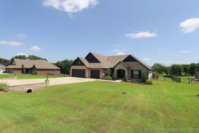 8716 E Detroit Street, Broken Arrow, OK 74014