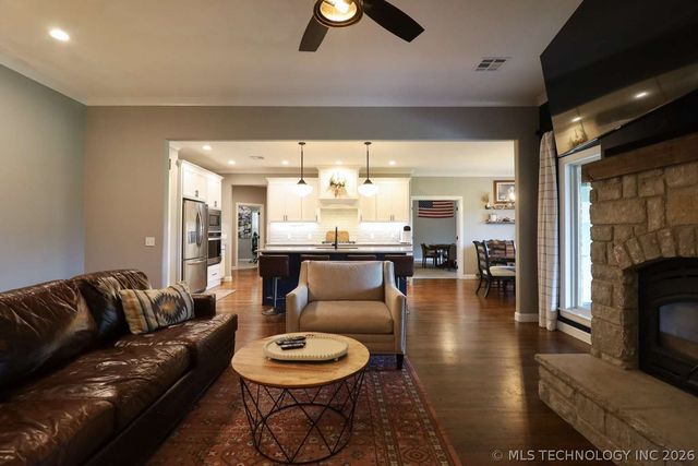 8716 E Detroit Street, Broken Arrow, OK 74014