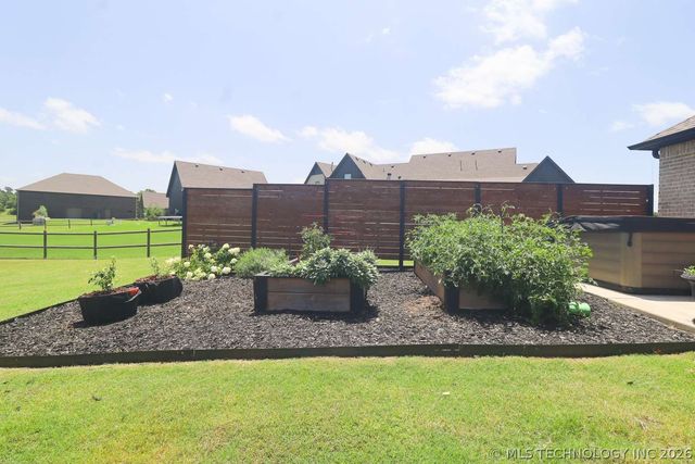 8716 E Detroit Street, Broken Arrow, OK 74014
