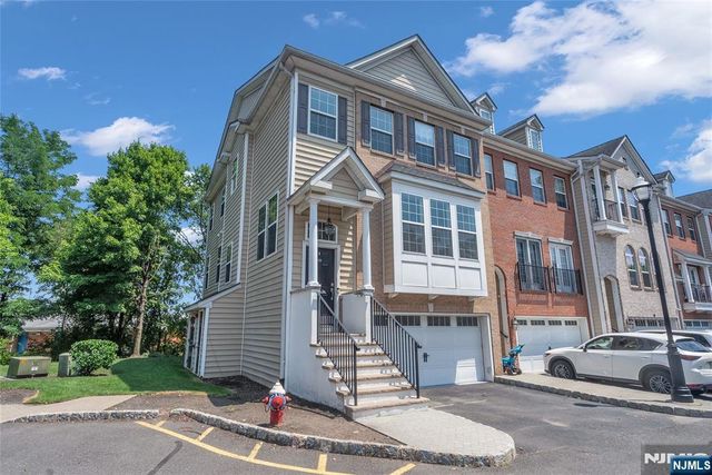 8 Creekside Court, Secaucus, NJ 07094