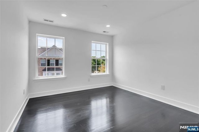 8 Creekside Court, Secaucus, NJ 07094