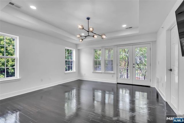 8 Creekside Court, Secaucus, NJ 07094