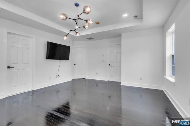 8 Creekside Court, Secaucus, NJ 07094