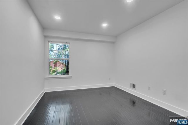8 Creekside Court, Secaucus, NJ 07094