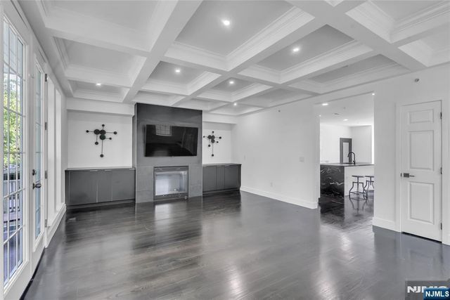 8 Creekside Court, Secaucus, NJ 07094