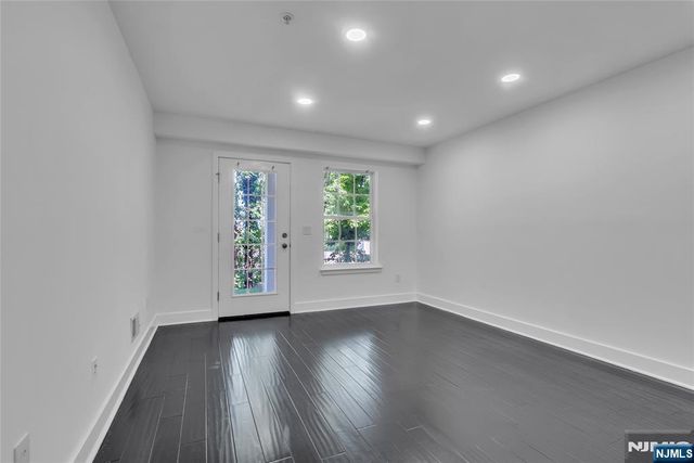 8 Creekside Court, Secaucus, NJ 07094