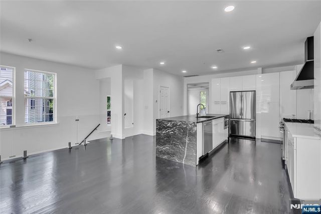 8 Creekside Court, Secaucus, NJ 07094