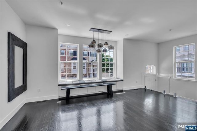 8 Creekside Court, Secaucus, NJ 07094