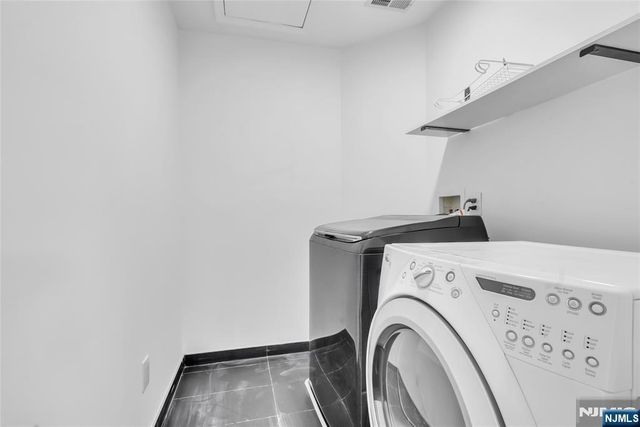 8 Creekside Court, Secaucus, NJ 07094