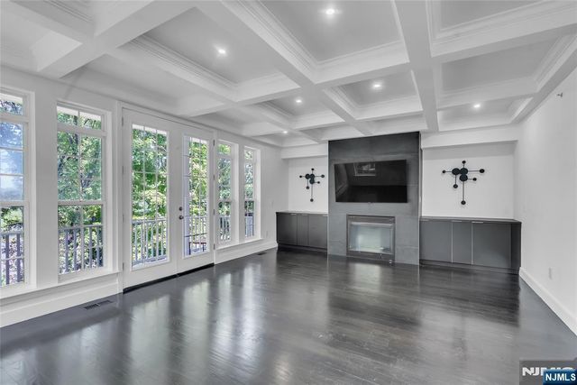 8 Creekside Court, Secaucus, NJ 07094