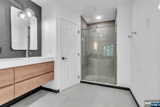 8 Creekside Court, Secaucus, NJ 07094
