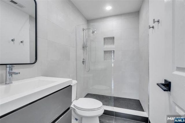 8 Creekside Court, Secaucus, NJ 07094