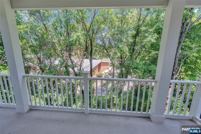8 Creekside Court, Secaucus, NJ 07094