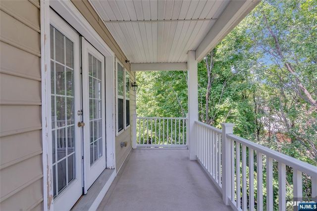 8 Creekside Court, Secaucus, NJ 07094